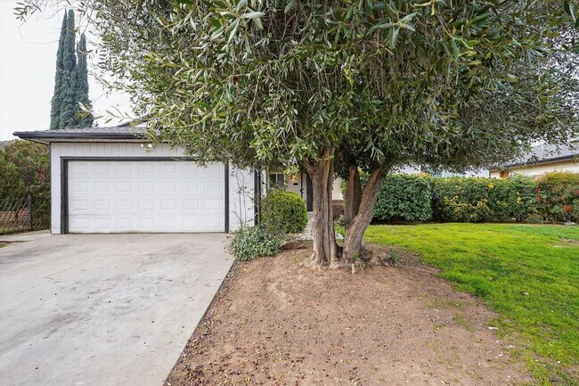 Building Photo - 4115 N Briarwood Ave