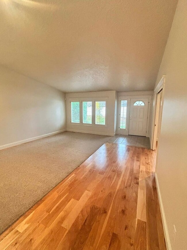 Building Photo - Spacious Duplex with 3-Car Garage & Private Patio!