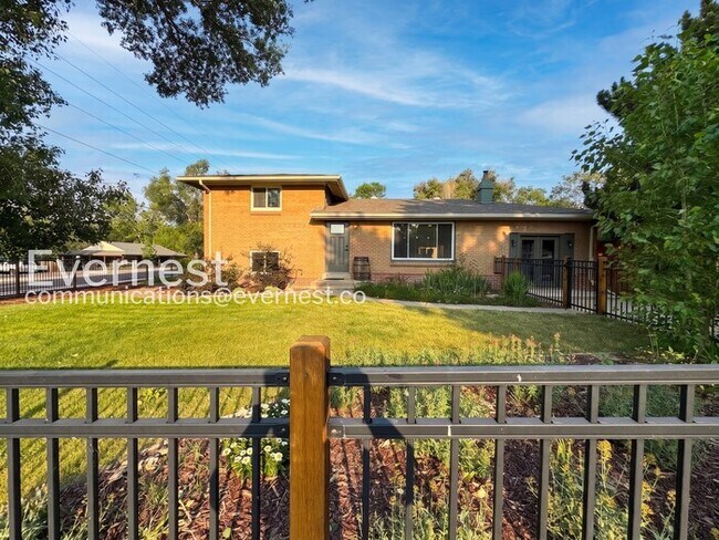 Building Photo - 4-Bed/2-Bath House Charming Home with Fenced Yard/ Available Now!