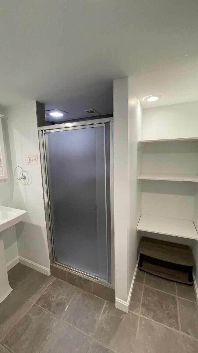 Building Photo - Charming 3 bed, 2 bath with finished basement!