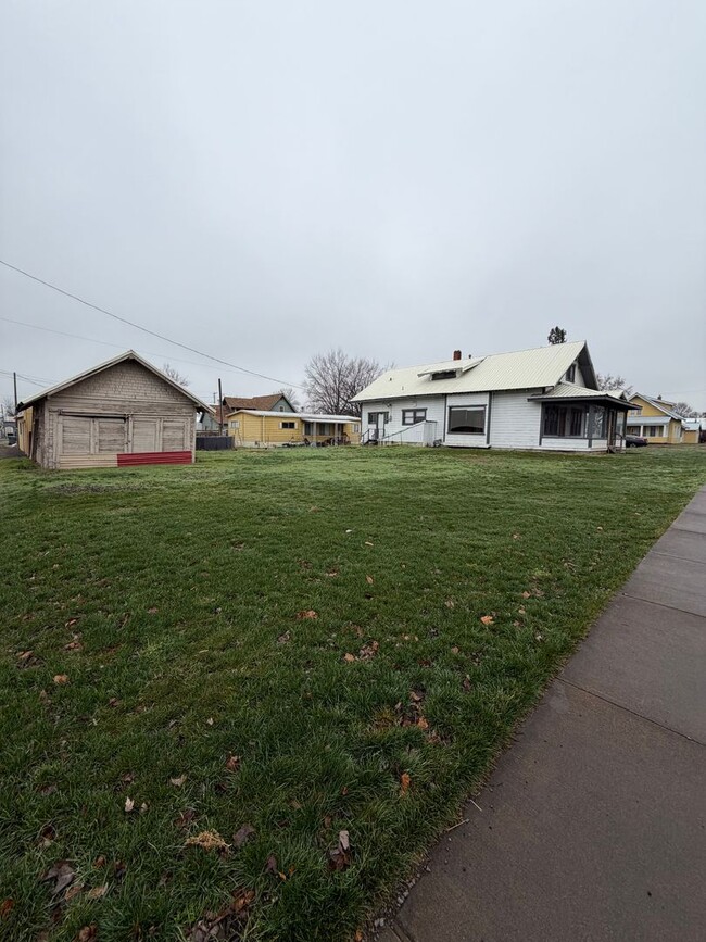 Building Photo - Large 2 bedroom 1 bath with bonus room