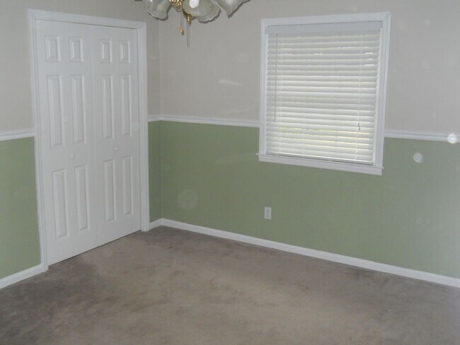 Building Photo - Cute home off Jerry Jones