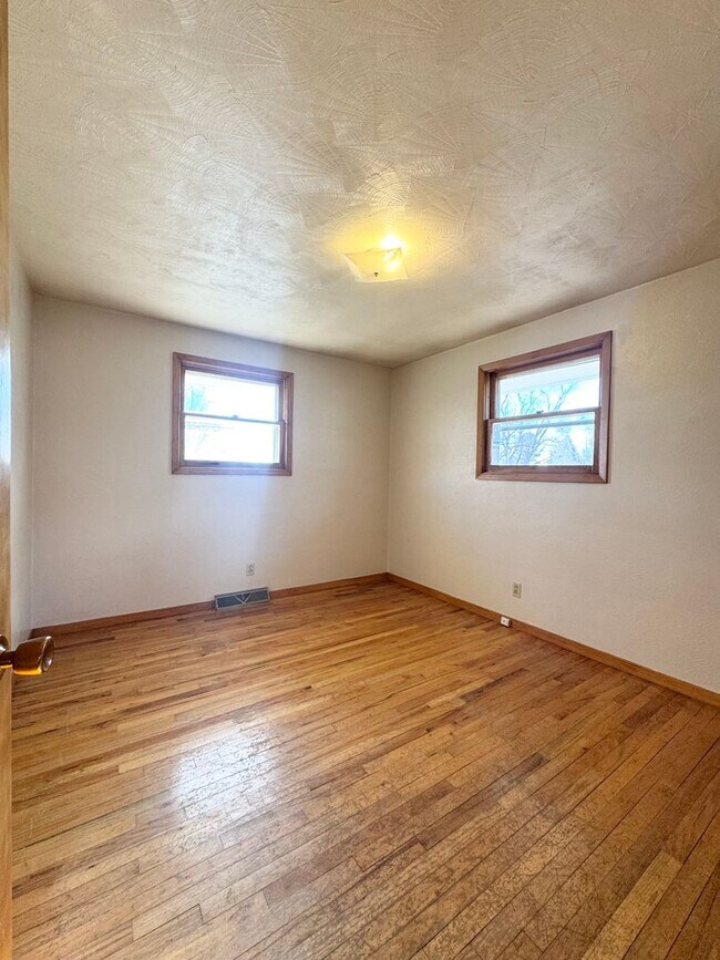 Building Photo - 5 bed 2 bath ranch with finished basement ...