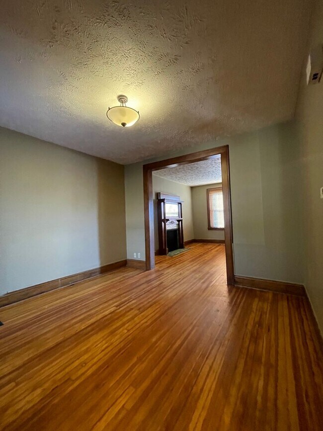 Building Photo - Spacious 2 Bedroom Townhouse!