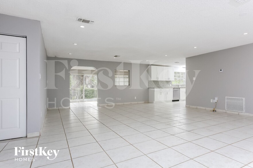 Building Photo - 4006 NW 76th Ave