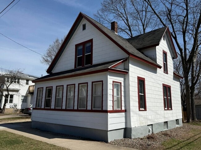 Building Photo - 613 17th St S