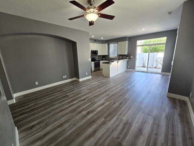 Building Photo - "Charming 3-Bed Townhouse Retreat in North...