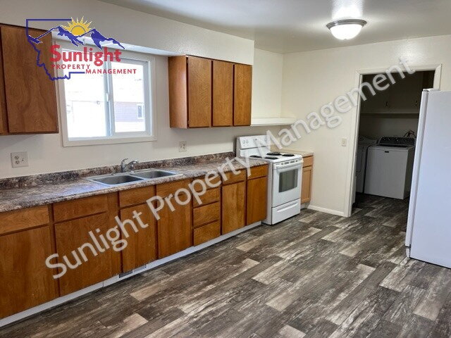 Building Photo - 2 Bed 1 Bath Duplex with Attached Garage