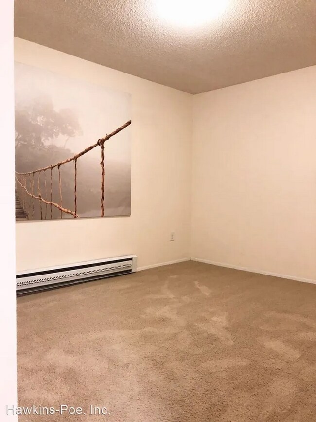 Building Photo - 3 bed 2 bath Duplex Great Yard!