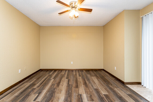 2BR, 2BA - 840SF - Pelican Park Apartments