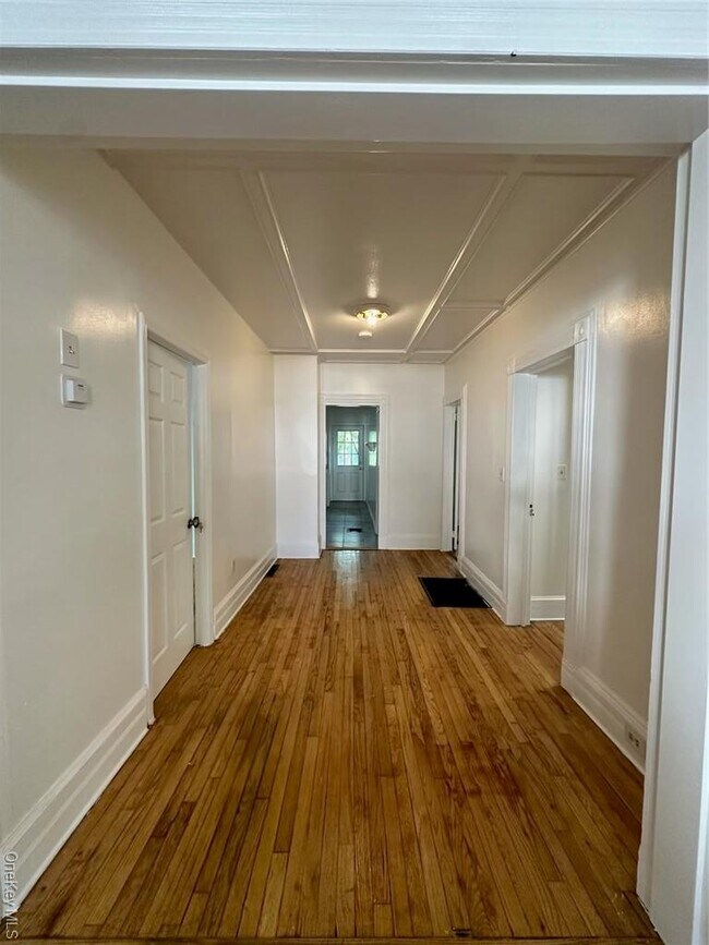 Building Photo - 118 W Main St