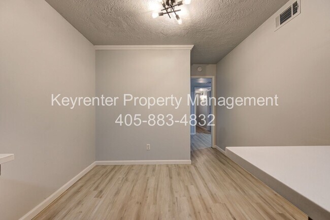 Building Photo - REMODELED 2 Bed 2 Bath 1 Mile West from Campus!