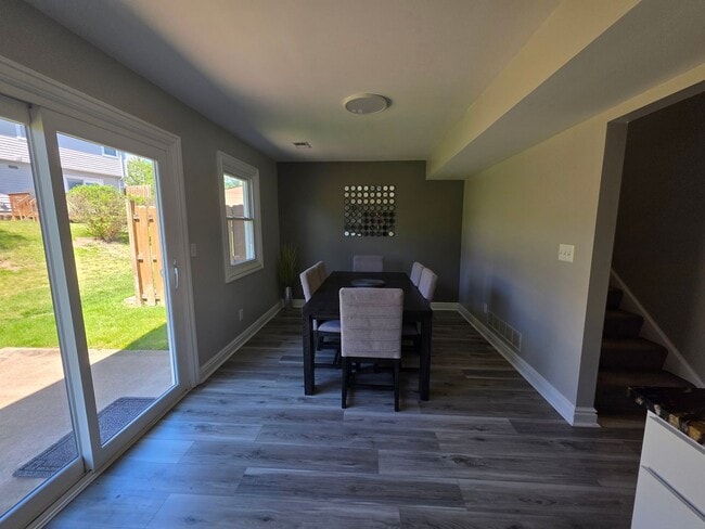 Building Photo - Spacious Town Home in Brighton Heights!