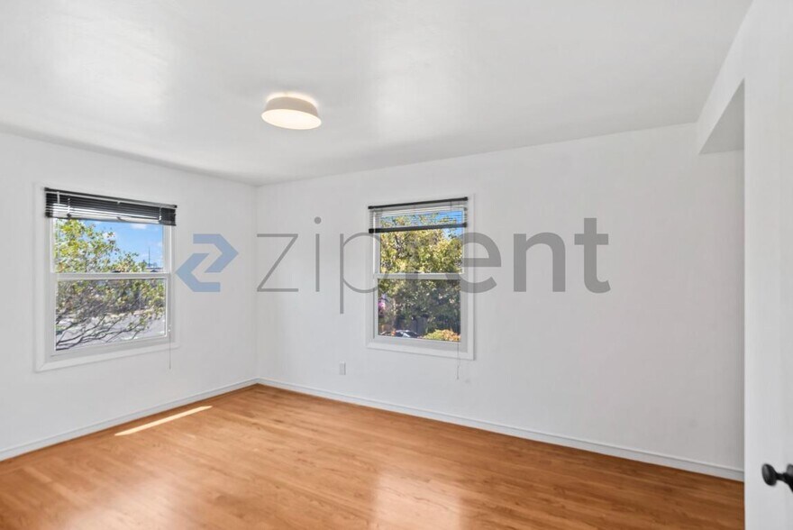 Building Photo - Unit 905