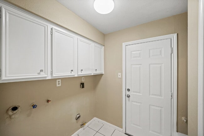 Building Photo - Charming home in Woodland Oaks Subdivision