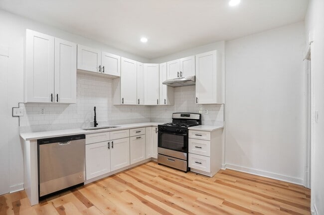 Building Photo - Newly Renovated 4 Bed, 2 Bath Home - Off-S...