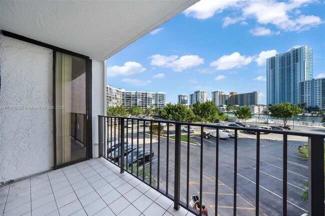 Building Photo - 800 Parkview Dr