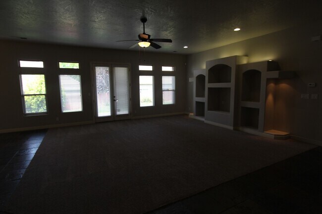 Building Photo - Spacious 3-Bed, 2-Bath Home with Open Floor Plan and Premium Amenities