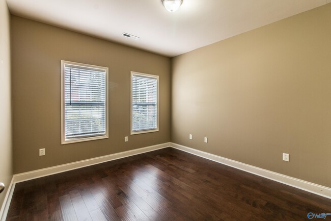 Building Photo - 123 Paul Revere Dr