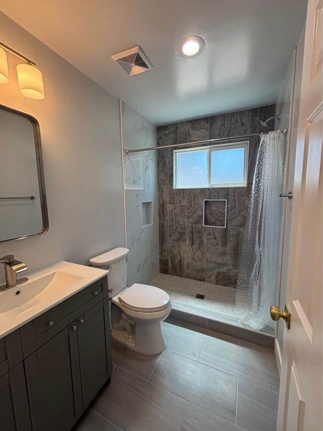 Building Photo - 1 bedroom 1.5 baths Home For Rent in Chula...