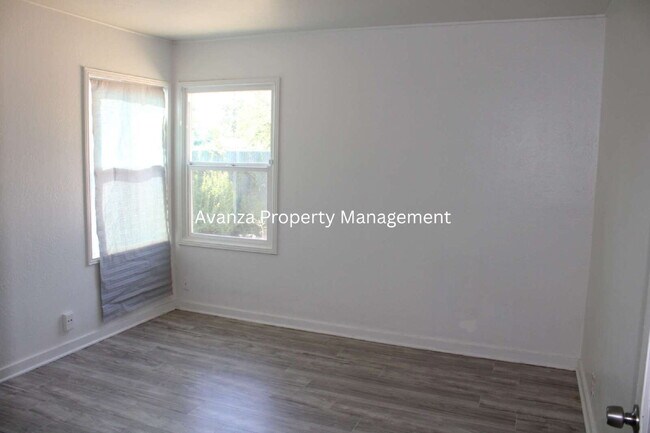 Building Photo - Fresno Mayfair District - 4 Bedroom Home  1 Year Lease