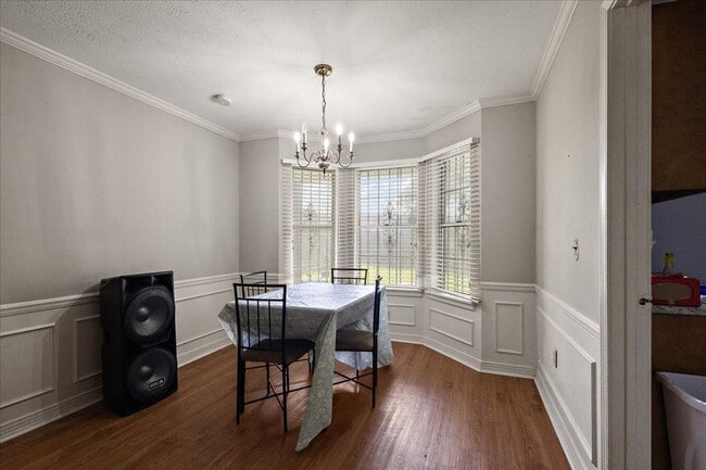 Building Photo - Just renovated 2 bed 1.5 bath townhome