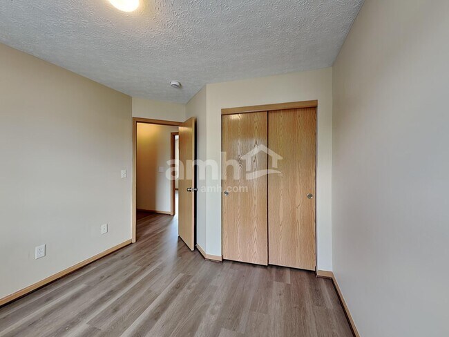 Building Photo - 3959 Highland Bluff Dr