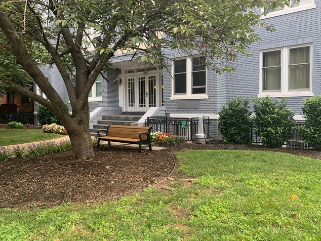 Building Photo - DC Studio in "Old City"  - Furnished!! Murphy bed & small sofa.
