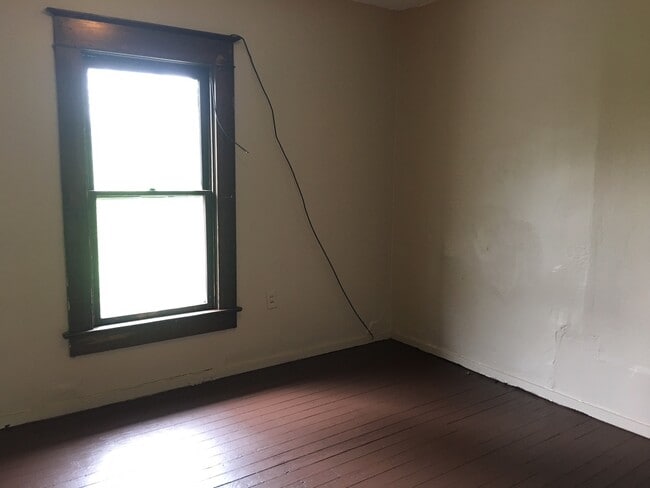 Building Photo - 3 Bed 1 Bathroom Available in Springfield +
