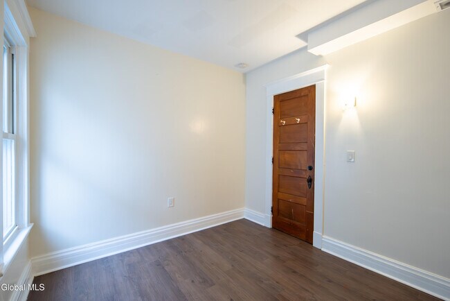 Building Photo - 22 Swan St