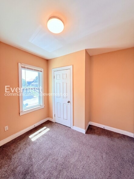 Building Photo - 2488 Woodmere St