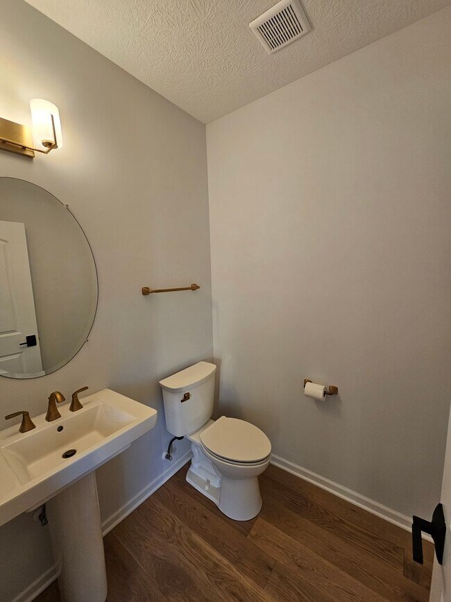 Building Photo - 31 Ashbourne Dr