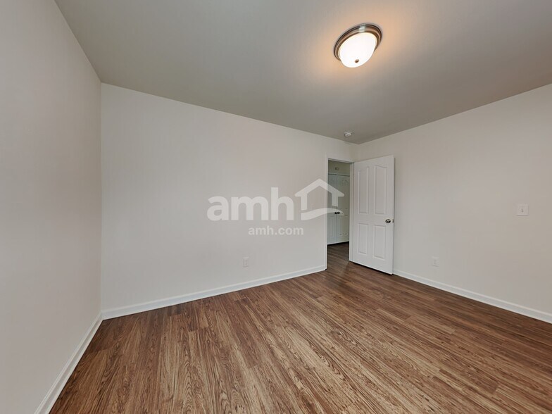 Building Photo - 1882 Woodstone Dr