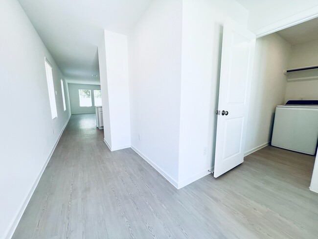 Building Photo - 3014 Mallorca Dr