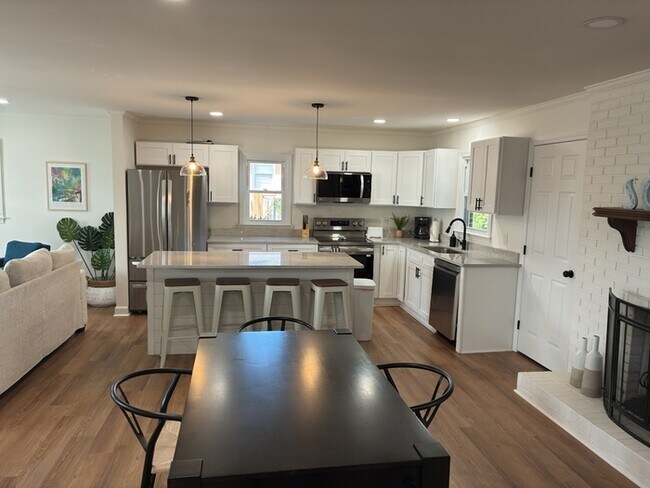 Building Photo - 3 Bedroom 2 Bathroom