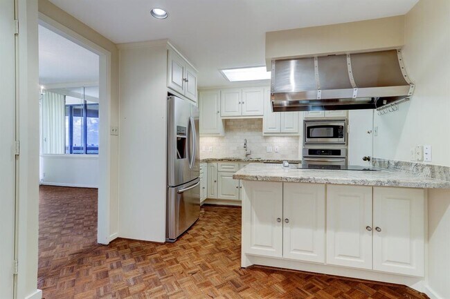 Building Photo - 5555 Del Monte Dr