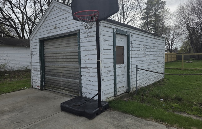 Building Photo - Updated 2-Bedroom, 1-Bathroom Home with Garage – $1,350/Month | Accepting Section 8