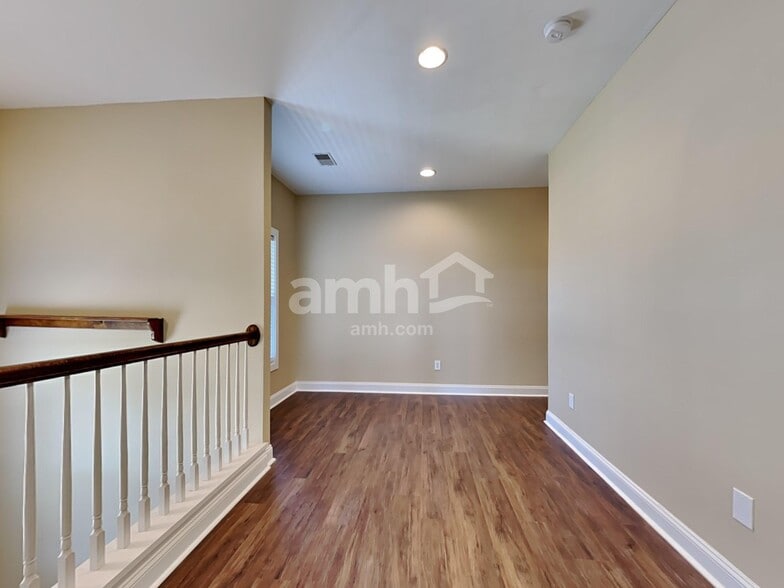 Building Photo - 1085 Moss Grove Dr