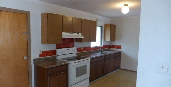 Building Photo - Three Bedroom Home