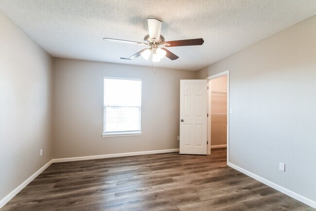 Building Photo - 17722 Sanibel Cir