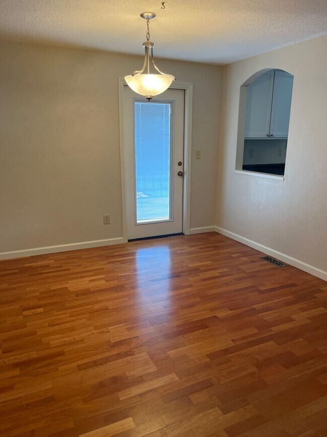 Building Photo - Great East Medford location with views of RoxyAnn