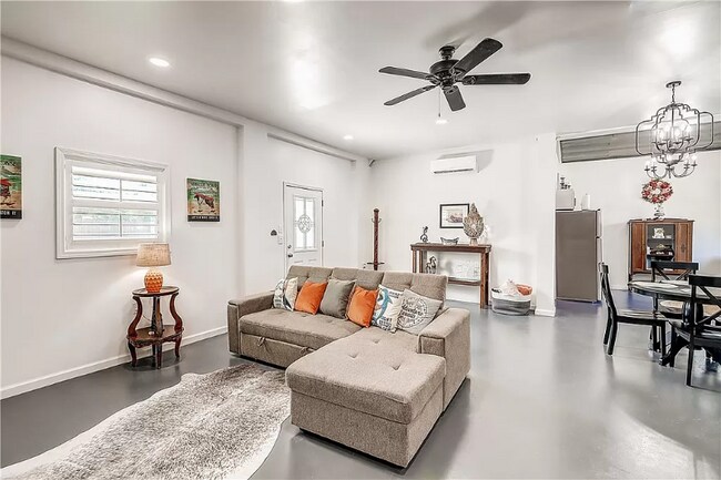 Building Photo - 1312 N Verne St