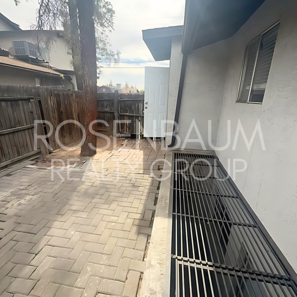 Building Photo - 713 W 1st Ave