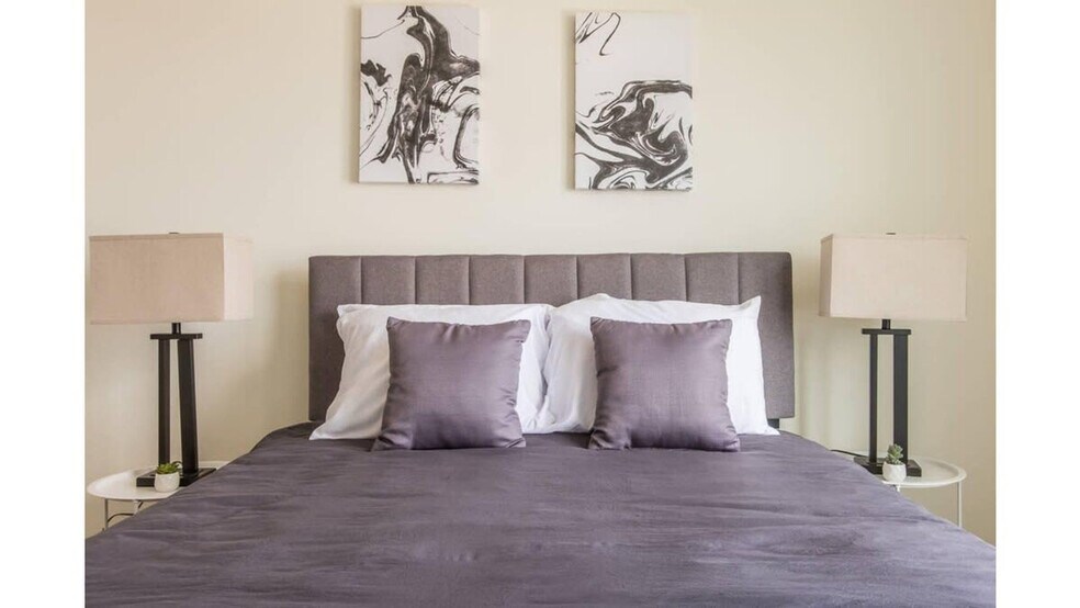 Building Photo - 633 E Main St