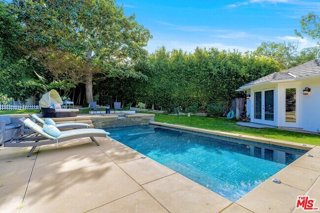Building Photo - 2400 S Beverly Dr