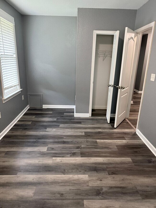 Building Photo - 4 bedroom 3 baths single family house clos...