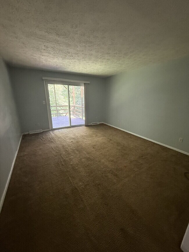 Building Photo - 2 Bedroom 1 Bathroom Apartment in Madison Heights with off street parking.