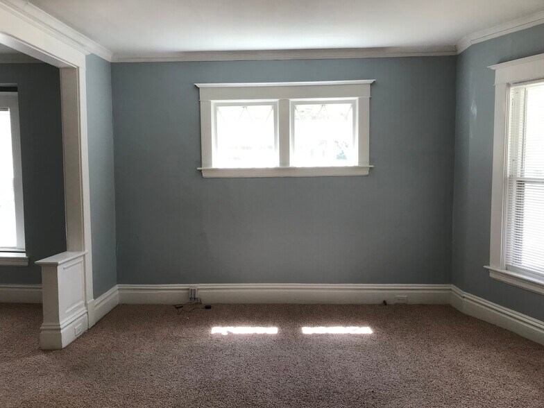 Building Photo - 128 Luton Ave SE