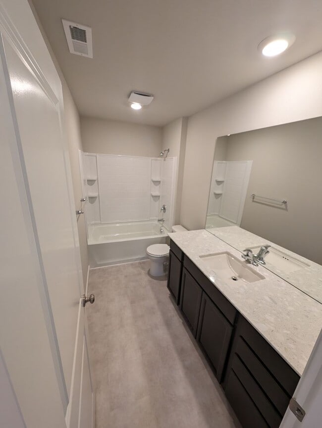 Building Photo - Newer 4 Bedroom in Stetson Heights. MOVE I...