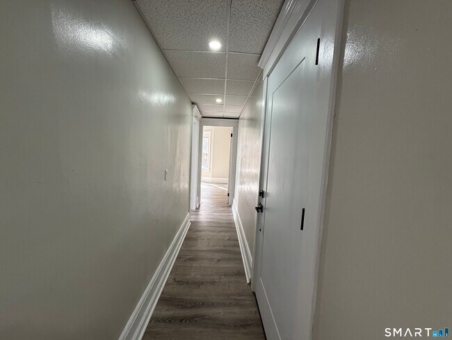 Building Photo - 483 Barnum Ave